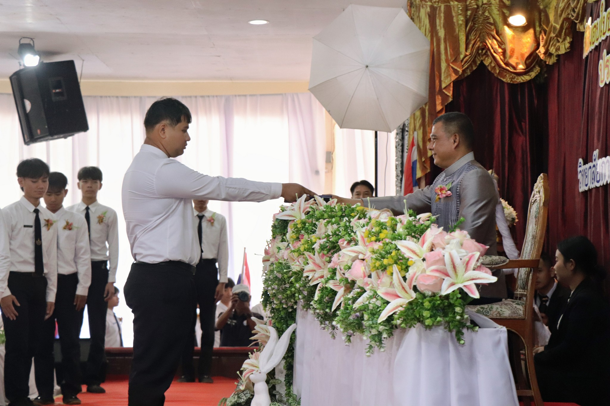 รองผู้ว่าราชการจังหวัดแม่ฮ่องสอน มอบประกาศนียบัตรแก่ผู้สำเร็จการศึกษา วิทยาลัยการอาชีพนวมินทราชินีแม่ฮ่องสอน ประจำปีการศึกษา 2568 