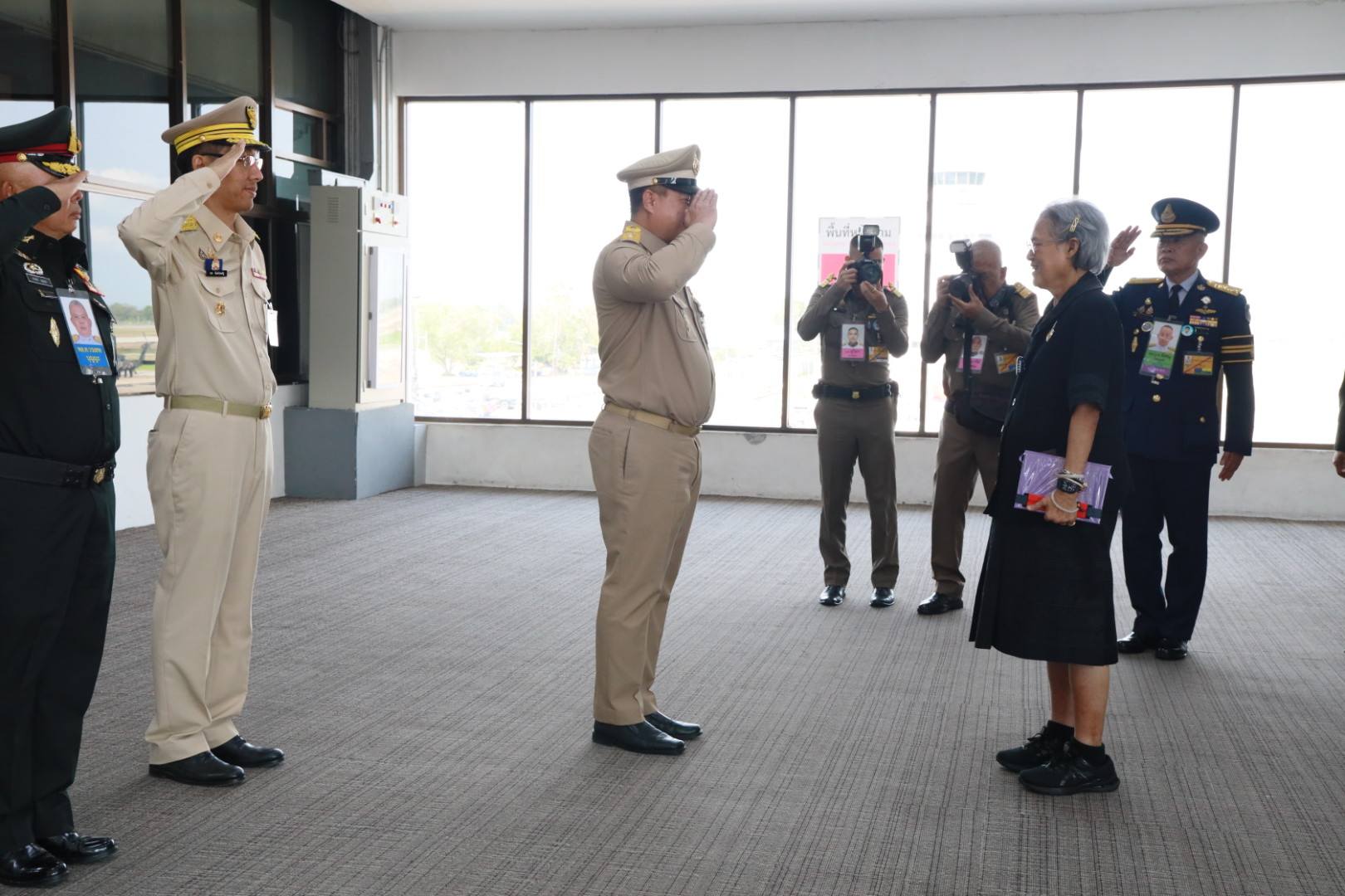 ผู้ว่าราชการจังหวัดเชียงราย เฝ้ารับเสด็จฯ สมเด็จพระกนิษฐาธิราชเจ้า กรมสมเด็จพระเทพรัตนราชสุดาฯ สยามบรมราชกุมารี ณ ท่าอากาศยานแม่ฟ้าหลวง เชียงราย