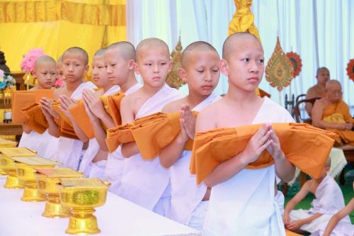 พระบาทสมเด็จพระเจ้าอยู่หัวและสมเด็จพระกนิษฐาธิราชเจ้า กรมสมเด็จพระเทพรัตนราชสุดาฯ สยามบรมราชกุมารี ทรงพระกรุณาโปรดเกล้าฯ พระราชทานผ้าไตรในการพิธีบรรพชาสามเณรภาคฤดูร้อน เฉลิมพระเกียรติพระบาทสมเด็จพระเจ้าอยู่หัวและถวายเป็นพระราชกุศลแด่สมเด็จพระนางเจ้าสิริกิติ์ พระบรมราชินีนาถ พระบรมราชชนนีพันปีหลวง