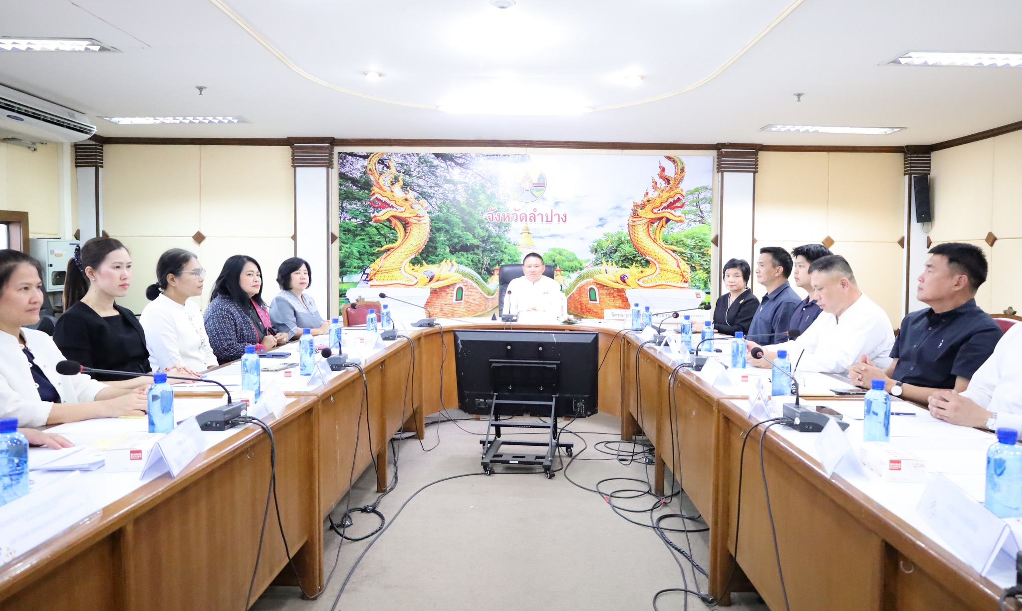 จังหวัดลำปาง ประชุมคณะกรรมการจัดทำหนังสือจดหมายเหตุและหนังสือที่ระลึกงานพระราชพิธีถวายพระเพลิงพระบรมศพ สมเด็จพระนางเจ้าสิริกิติ์ พระบรมราชินีนาถ พระบรมราชชนนีพันปีหลวง