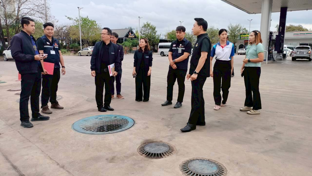 รองผู้ว่าราชการจังหวัดพะเยา ลงพื้นที่ตรวจปั๊มน้ำมัน สร้างความมั่นใจด้านพลังงานให้ประชาชน