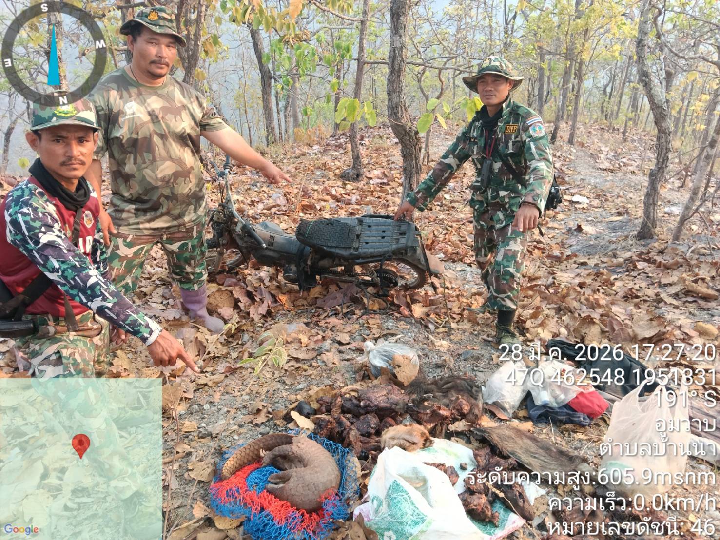 เจ้าหน้าที่ออกลาดตระเวนดับไฟป่า พบแก๊งลักลอบล่าสัตว์ทิ้งของกลางหนี ยึดซากสัตว์ป่า 5 ชนิด เตรียมตามจับดำเนินคดี