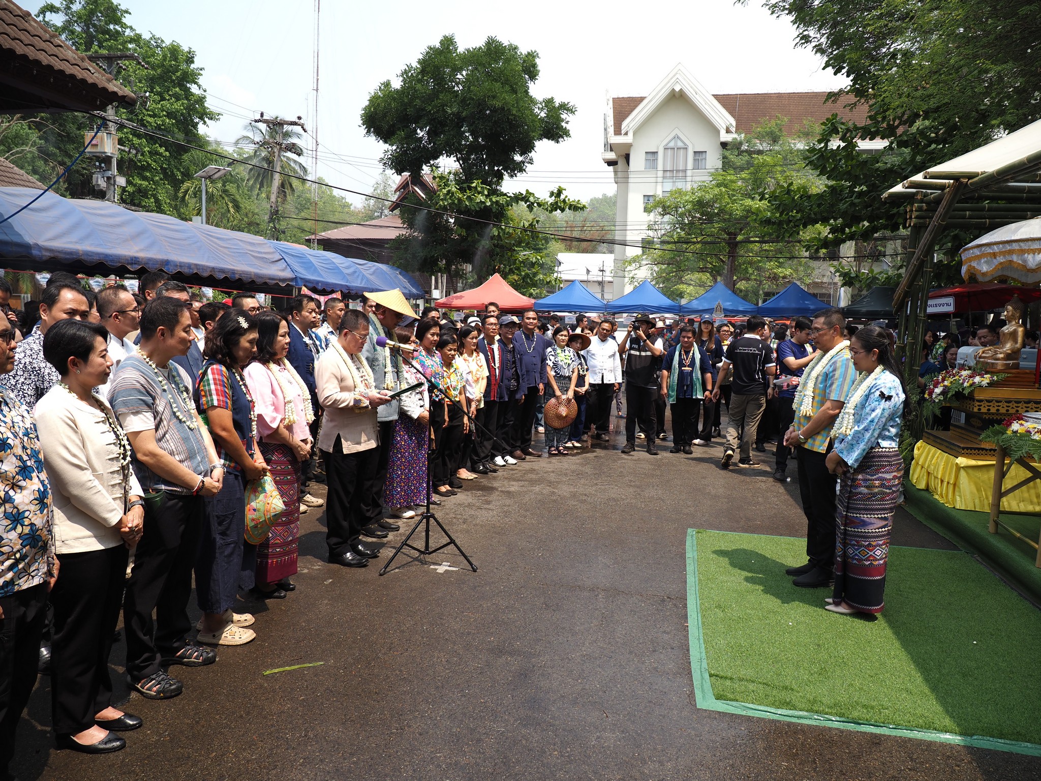 ชาวแม่ฮ่องสอนร่วมพิธีขอขมา (กั่นต่อ) และขอพรผู้ว่าราชการจังหวัดแม่ฮ่องสอน และ รองผู้ว่าราชการจังหวัดแม่ฮ่องสอน เนื่องในประเพณีสงกรานต์ ประจำปี 2569