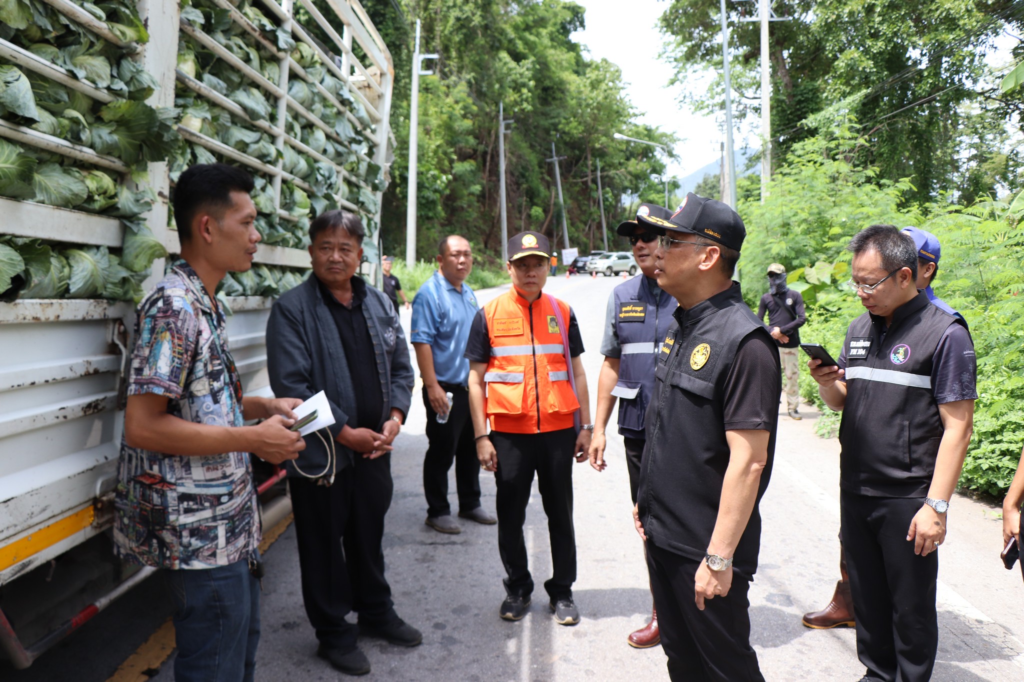 ผู้ว่าราชการจังหวัดแม่ฮ่องสอน ลงพื้นที่ติดตามสถานการณ์สำรวจความเสียหายจากเหตุการณ์เสาไฟฟ้าที่หักโค่น ณ บริเวณถนนหลวงหมายเลข 108 ตำบลผาบ่อง อำเภอเมืองแม่ฮ่องสอน จังหวัดแม่ฮ่องสอน