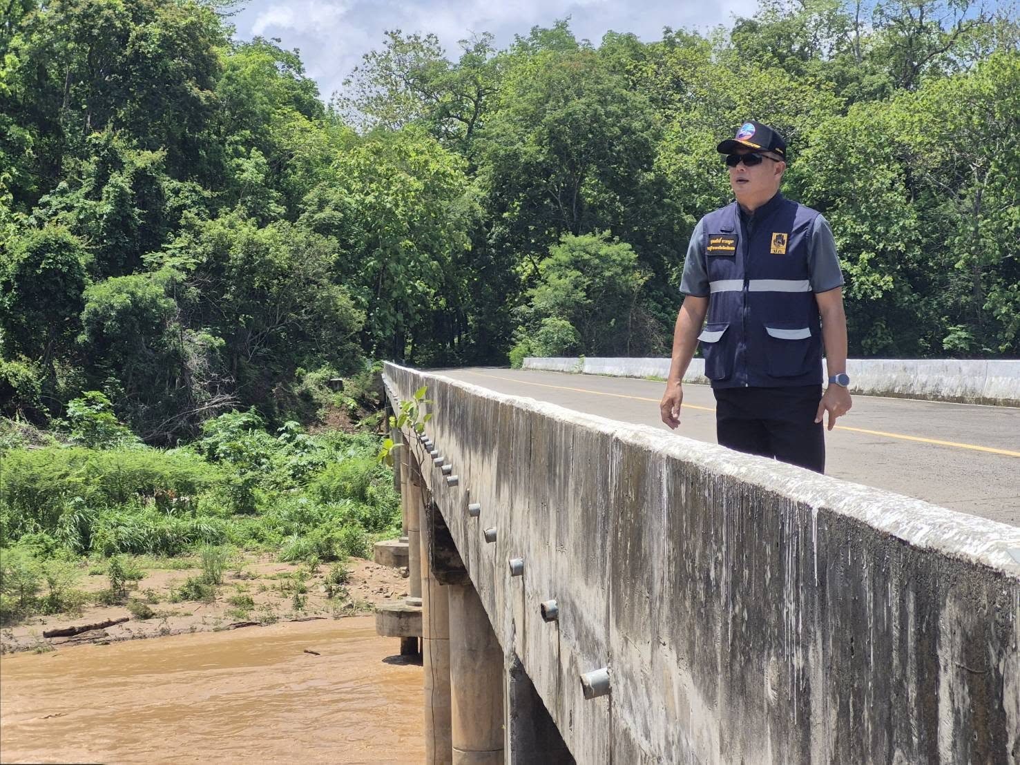 รองผู้ว่าราชการจังหวัดแม่ฮ่องสอน ลงพื้นที่ติดตามความพร้อมสะพานข้ามน้ำแม่สะมาด และอ่างเก็บน้ำบ้านพะโข่โหล่ พร้อมทั้งได้สั่งการและประสานงานหน่วยงานที่เกี่ยวข้องเตรียมแผนรับมือสถานการณ์น้ำในช่วงฤดูฝนอย่างใกล้ชิด