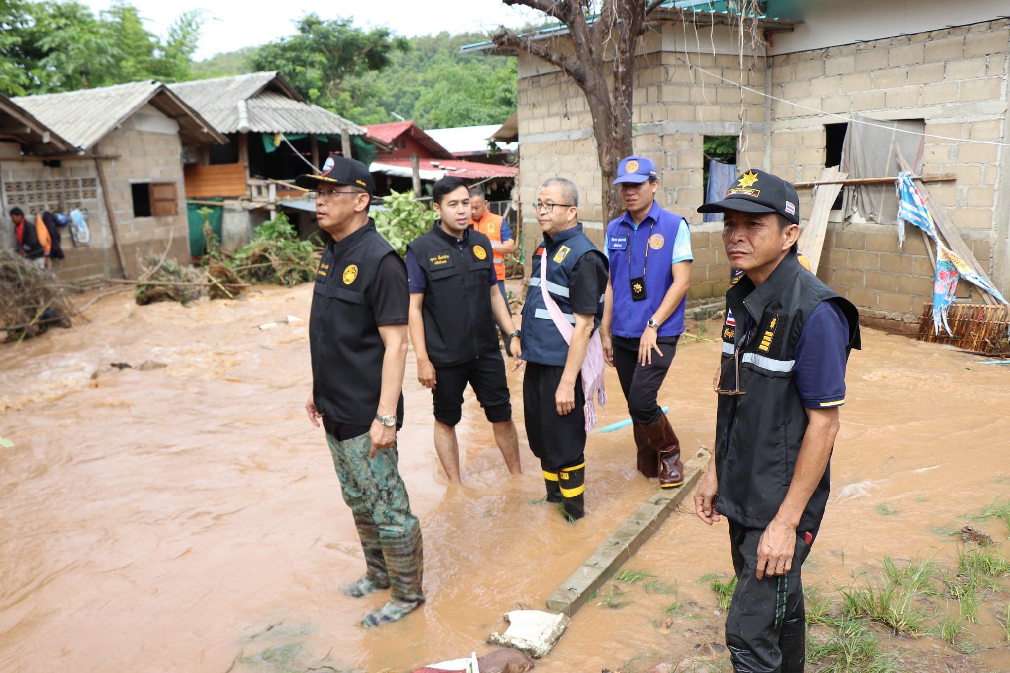 ผู้ว่าราชการจังหวัดแม่ฮ่องสอน ลงพื้นที่ติดตามสถานการณ์ปริมาณน้ำหลากที่ลำน้ำแม่ฮ่องสอน ณ จุดทางเข้าสหกรณ์ออมทรัพย์ (ป๊อกขุ่มน้ำ-ป๊อกกลางน้ำ) ตำบลปางหมู อำเภอเมือง จังหวัดแม่ฮ่องสอน 