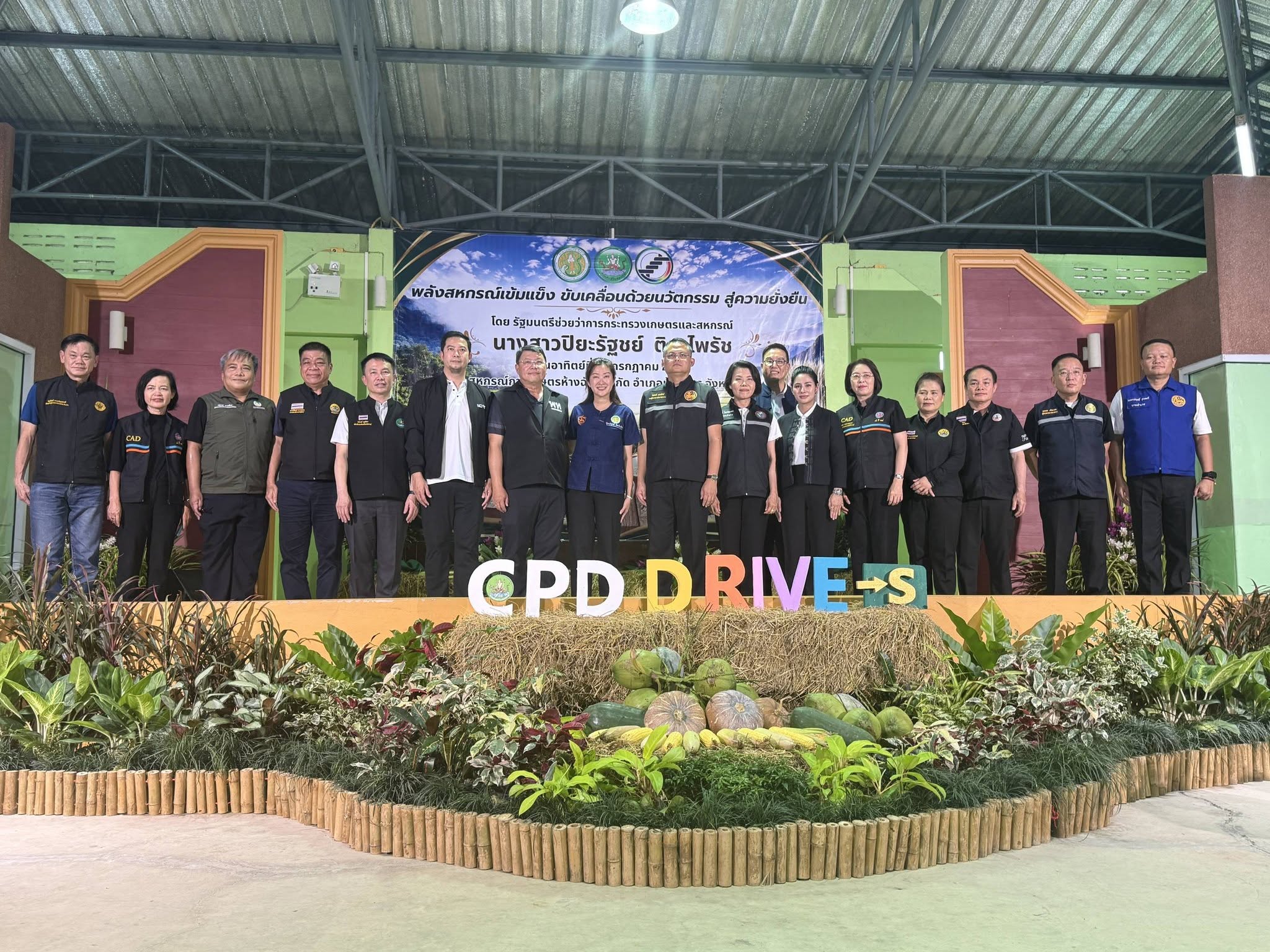ปลัดจังหวัดลำพูน นำประชาชนชาวจังหวัดลำพูนทุกหมู่เหล่า ร่วมพิธีบำเพ็ญกุศลสวดพระพุทธมนต์ สวดพระอภิธรรม เพื่ออุทิศถวายพระราชกุศล สมเด็จพระนางเจ้าสิริกิติ์ พระบรมราชินีนาถ พระบรมราชชนนีพันปีหลวง