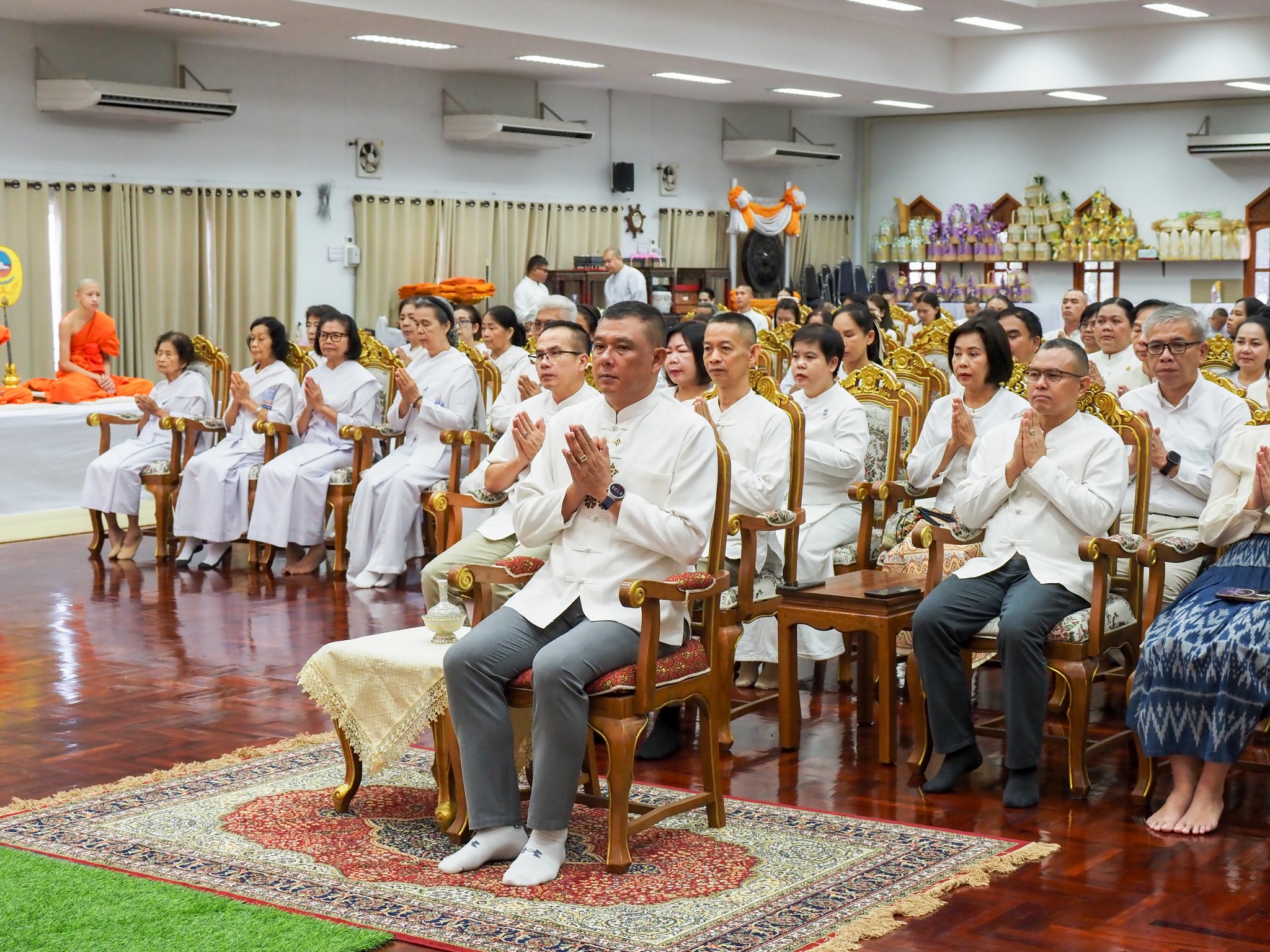 รองผู้ว่าราชการจังหวัดแม่ฮ่องสอน นำพุทธศาสนิกชน ร่วมพิธีถวายเทียนพรรษาและผ้าอาบน้ำฝน พร้อมทำบุญตักบาตร เนื่องในเทศกาลวันอาสาฬหบูชา และวันเข้าพรรษา ประจำปีพุทธศักราช 2569