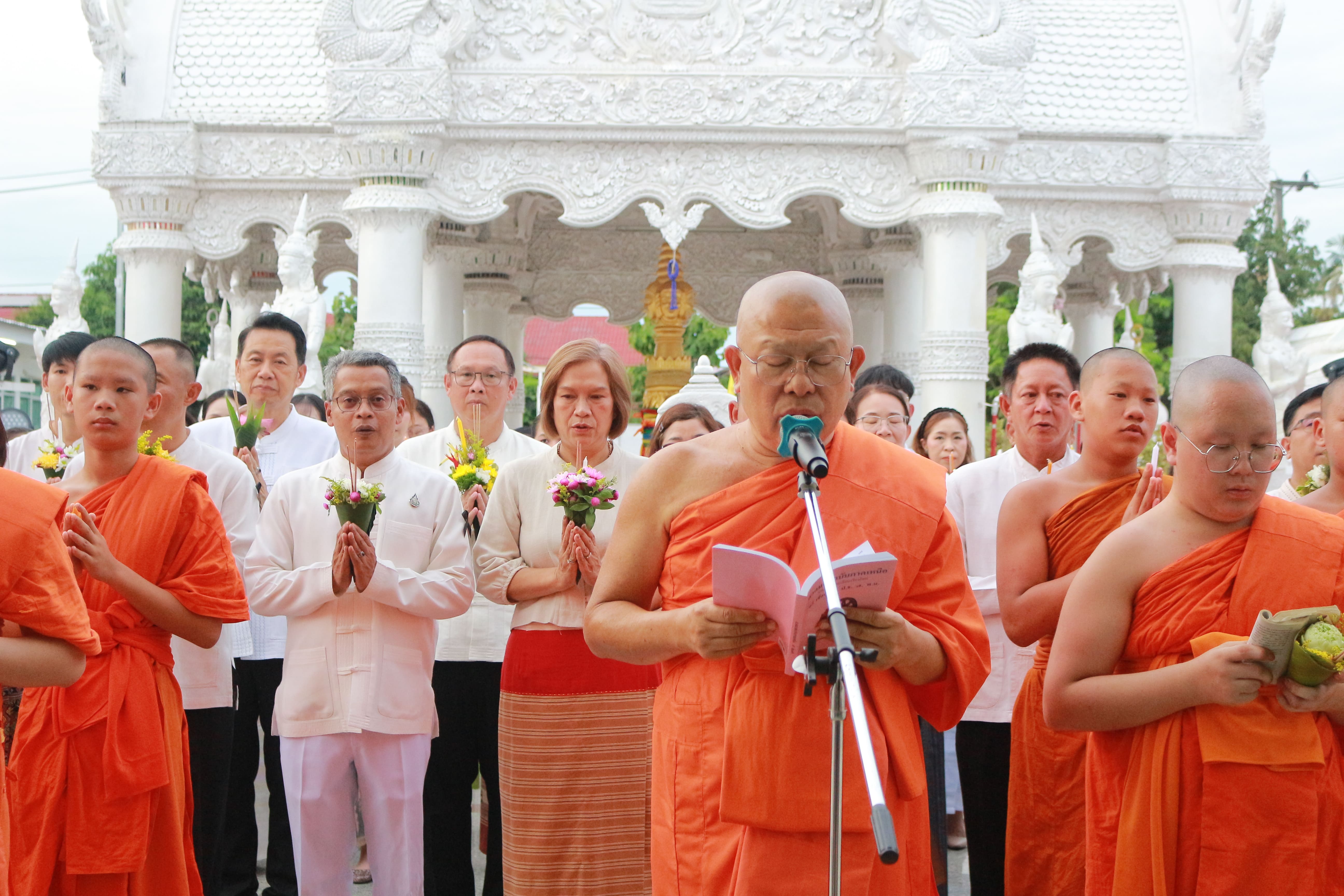 รองผู้ว่าราชการจังหวัดน่าน นำพุทธศาสนิกชน ร่วมพิธีเวียนเทียน ณ พระอุโบสถ วัดมิ่งเมือง เนื่องในวันอาสาฬหบูชาและวันเข้าพรรษา