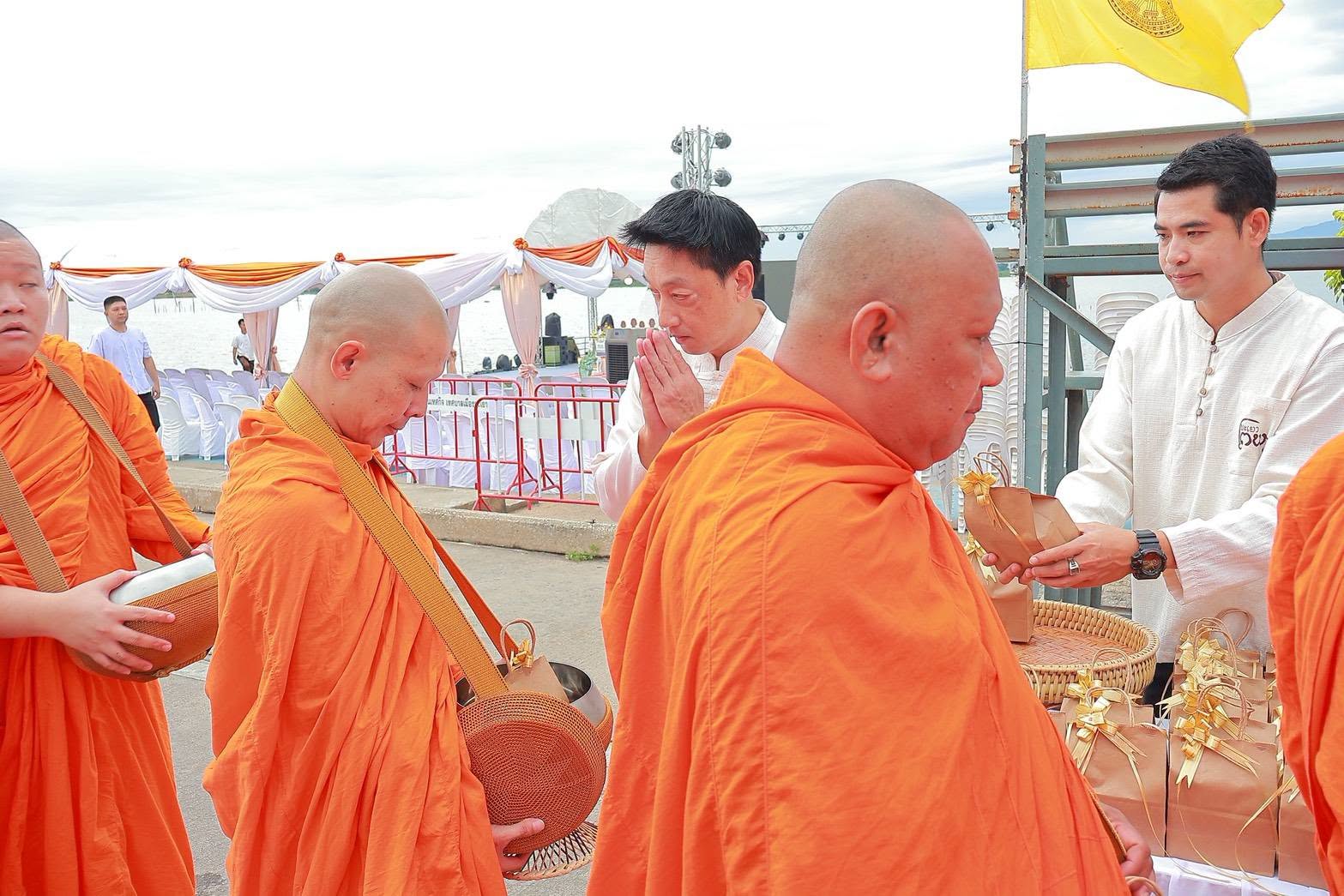 พุทธศาสนิกชนและประชาชนชาวพะเยา ทำบุญตักบาตรเนื่องในวันอาสาฬหบูชา