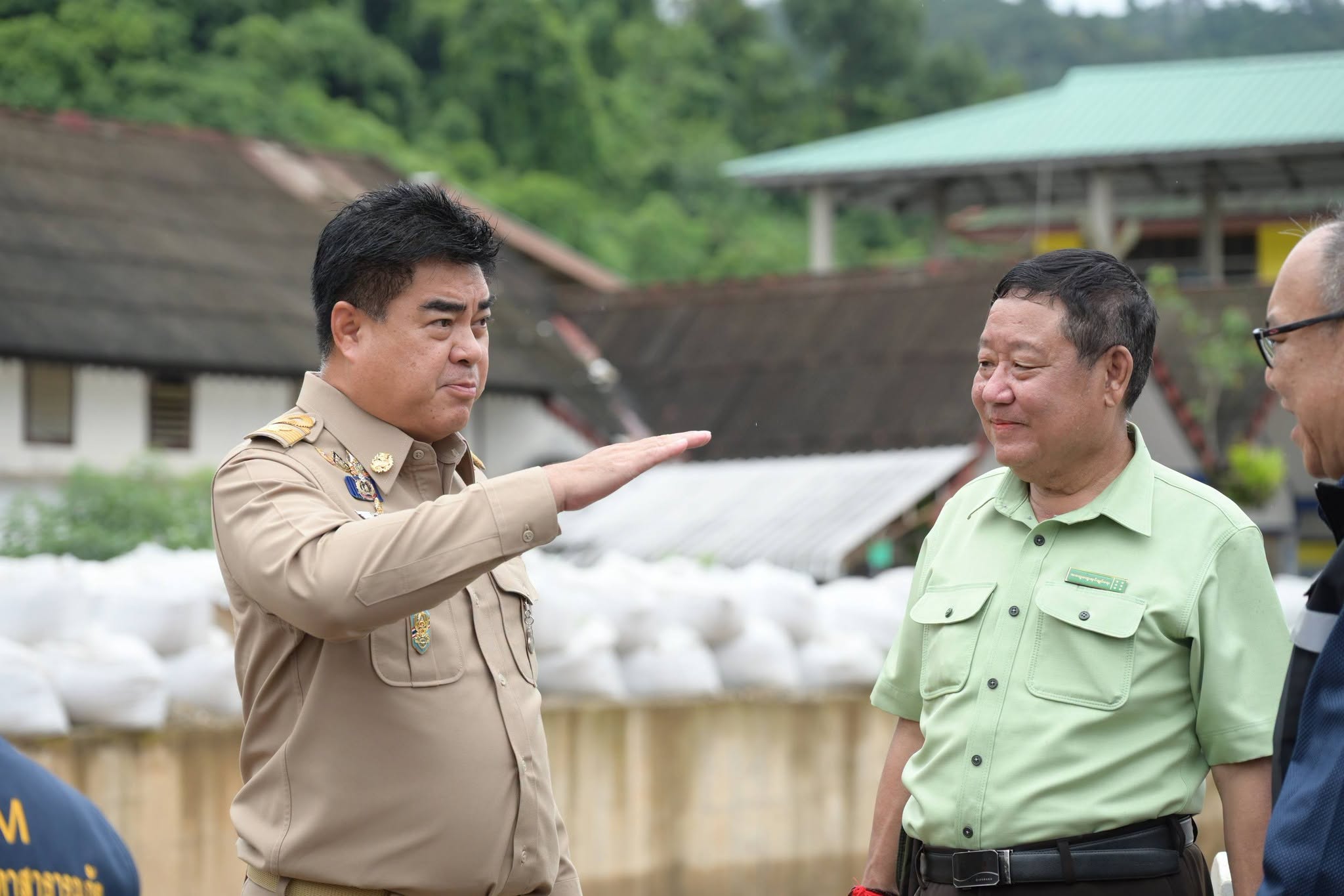 ผู้ว่าฯ เชียงราย-ท่าขี้เหล็ก ร่วมนำกำลังพลรับมือวิกฤตน้ำสาย