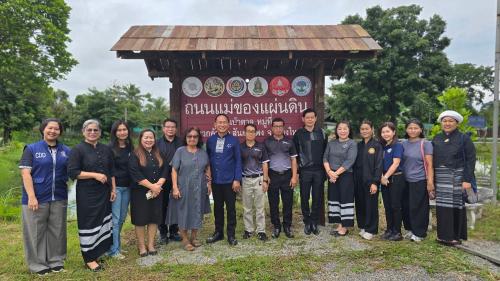 รองผู้ว่าฯ เชียงใหม่ ลงพื้นที่ประเมินหมู่บ้านกองทุนแม่ของแผ่นดินดีเด่นระดับจังหวัด รอบตัดสิน มุ่งเสริมพลังชุมชนป้องกันยาเสพติดอย่างยั่งยืน