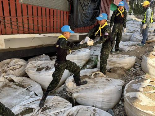 กำลังพลจิตอาสา มทบ.37 ร่วมซ่อมพนังกั้นน้ำ Big Bag อำเภอแม่สาย ป้องกันแม่น้ำสายล้นตลิ่งช่วงฤดูฝน