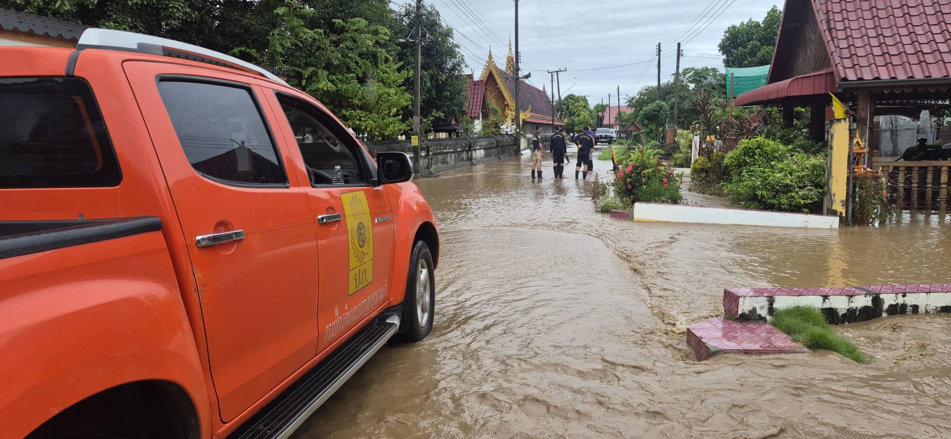 ลำปาง_เกิดเหตุน้ำไหลหลากเอ่อล้นตลิ่งเข้าท่วมบ้านเรือน ในพื้นที่หมู่ที่ 1,7 ตำบลแม่ปะ อำเภอเถิน
