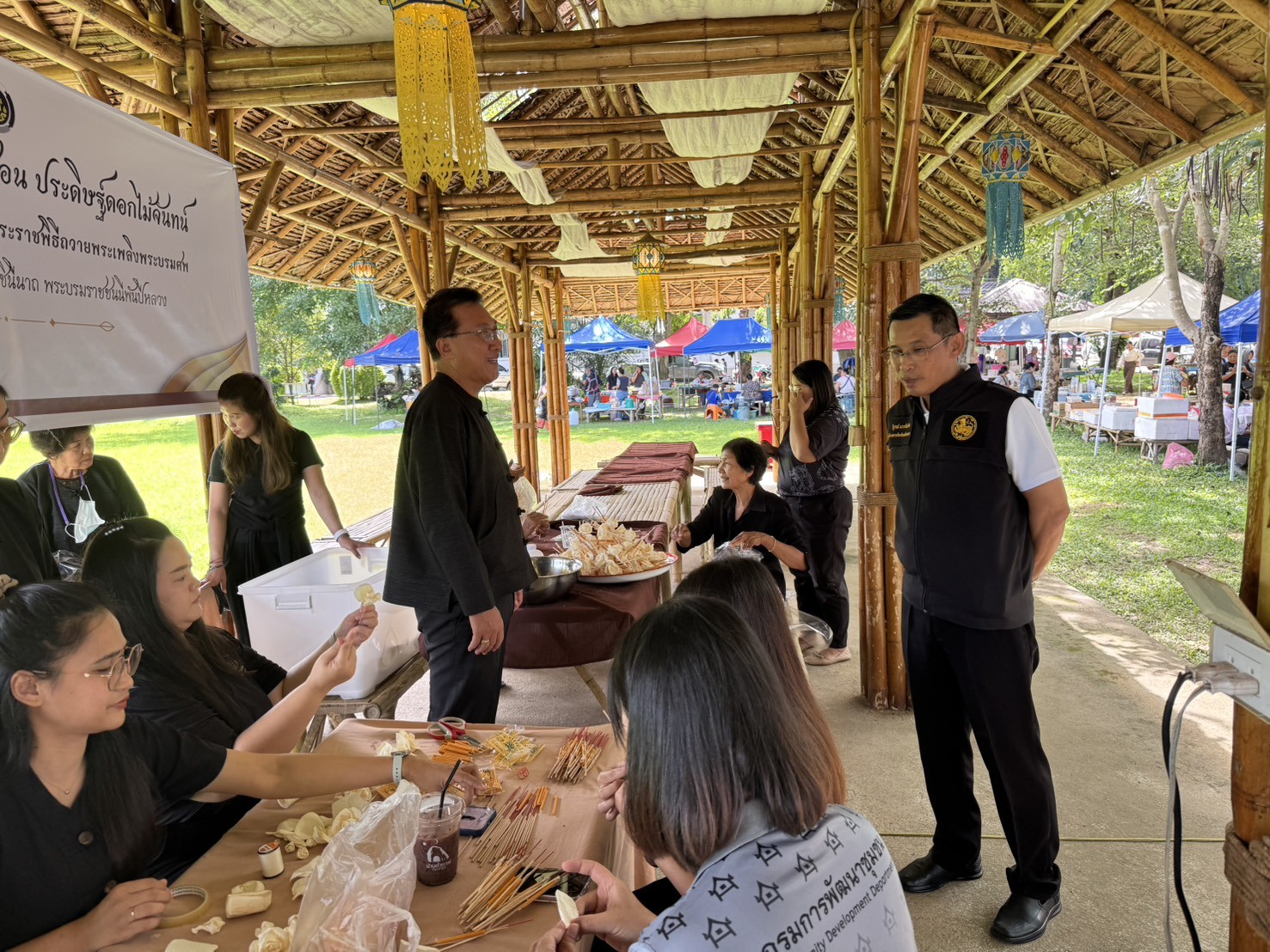 พสกนิกรชาวแม่ฮ่องสอน ร่วมประดิษฐ์ดอกไม้จันทน์ สำหรับพิธีถวายดอกไม้จันทน์ ในงานพระราชพิธีถวายพระเพลิงพระบรมศพ สมเด็จพระนางเจ้าสิริกิติ์ พระบรมราชินีนาถ พระบรมราชชนนีพันปีหลวง