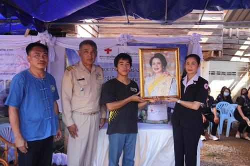 เหล่ากาชาดจังหวัดลำปาง มอบบ้านช่วยผู้ยากไร้ในอำเภอเกาะคา 2 หลัง ยกระดับคุณภาพชีวิตประชาชน เพื่อถวายเป็นพระราชกุศลแด่ สมเด็จพระนางเจ้าสิริกิติ์ พระบรมราชินีนาถ พระบรมราชชนนีพันปีหลวง
