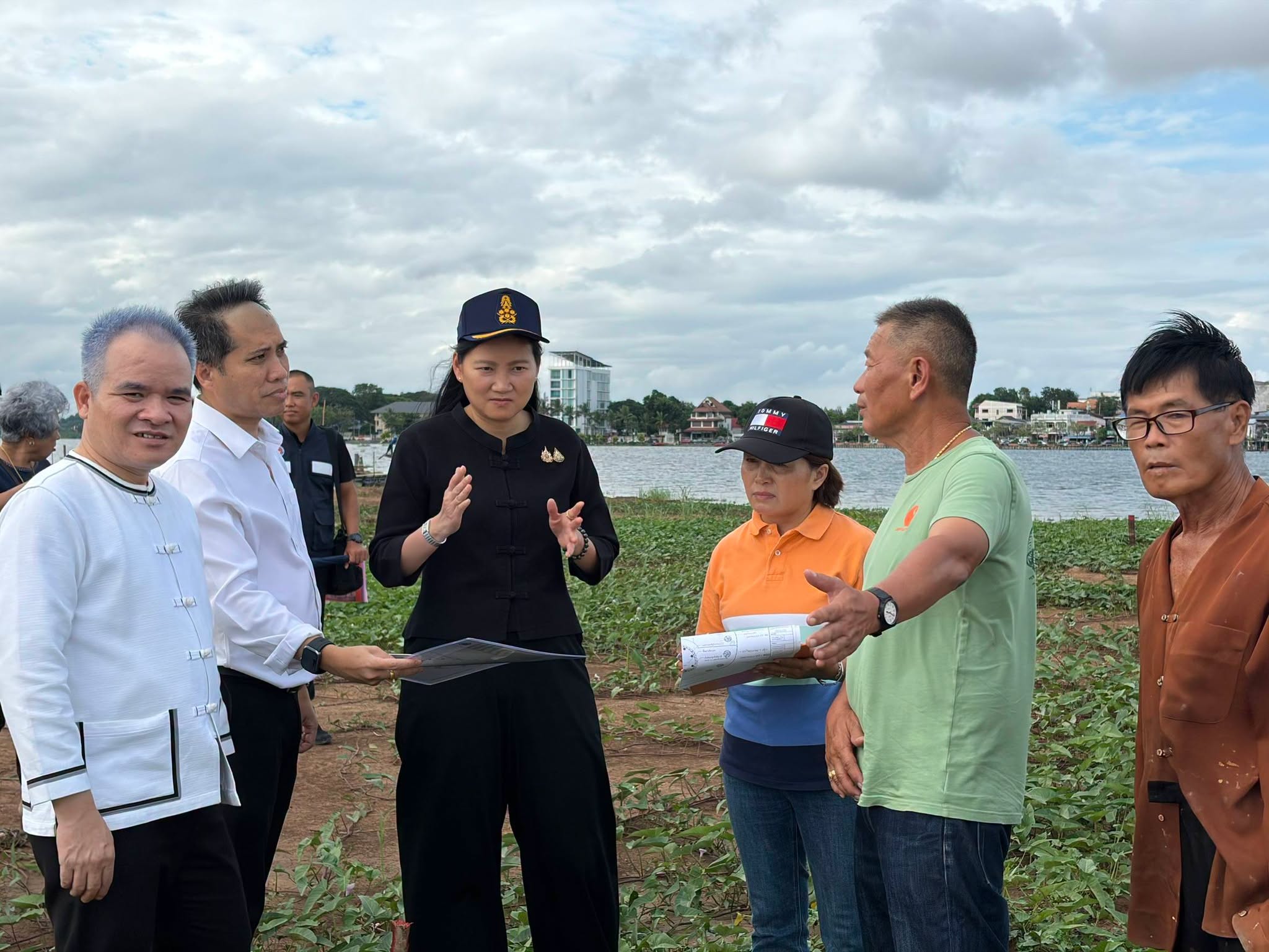 ผู้ว่าราชการจังหวัดพะเยา นำคณะลงพื้นที่ตรวจติดตามความคืบหน้าการปรับปรุงภูมิทัศน์วัดติโลกอาราม กว๊านพะเยา เดินหน้าจัดระเบียบพื้นที่ เร่งพัฒนาสิ่งอำนวยความสะดวก เพื่อรองรับประชาชนและนักท่องเที่ยว