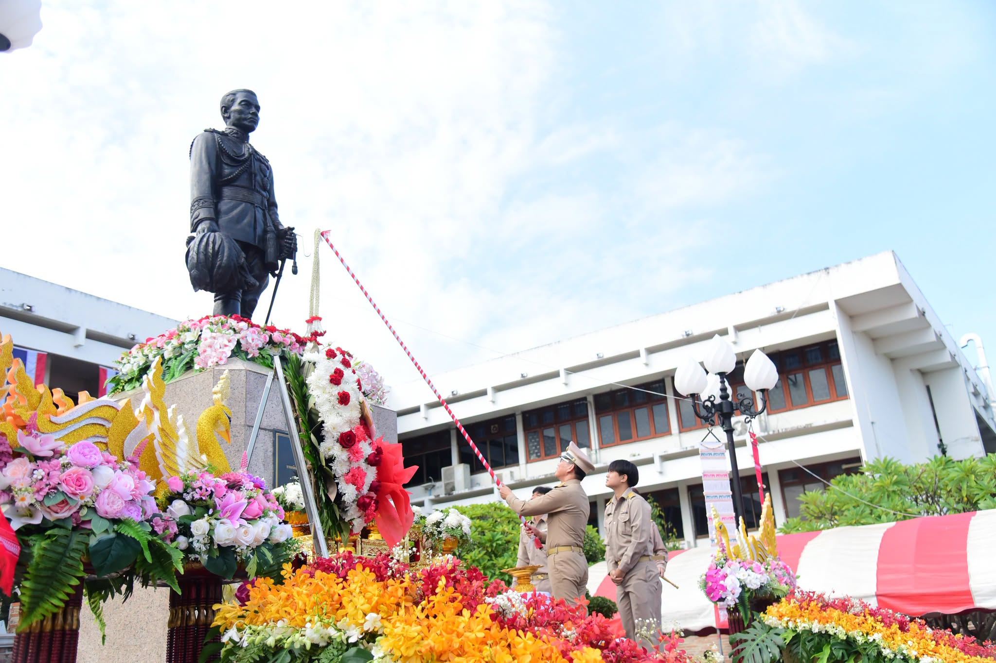 โรงเรียนบุญวาทย์วิทยาลัย จัดพิธีวางพวงมาลาอนุสาวรีย์ เจ้าบุญวาทย์วงษ์มานิต อดีตเจ้าผู้ครองนครลำปาง เนื่องในวันคล้ายวันพิราลัย 5 ตุลาคม