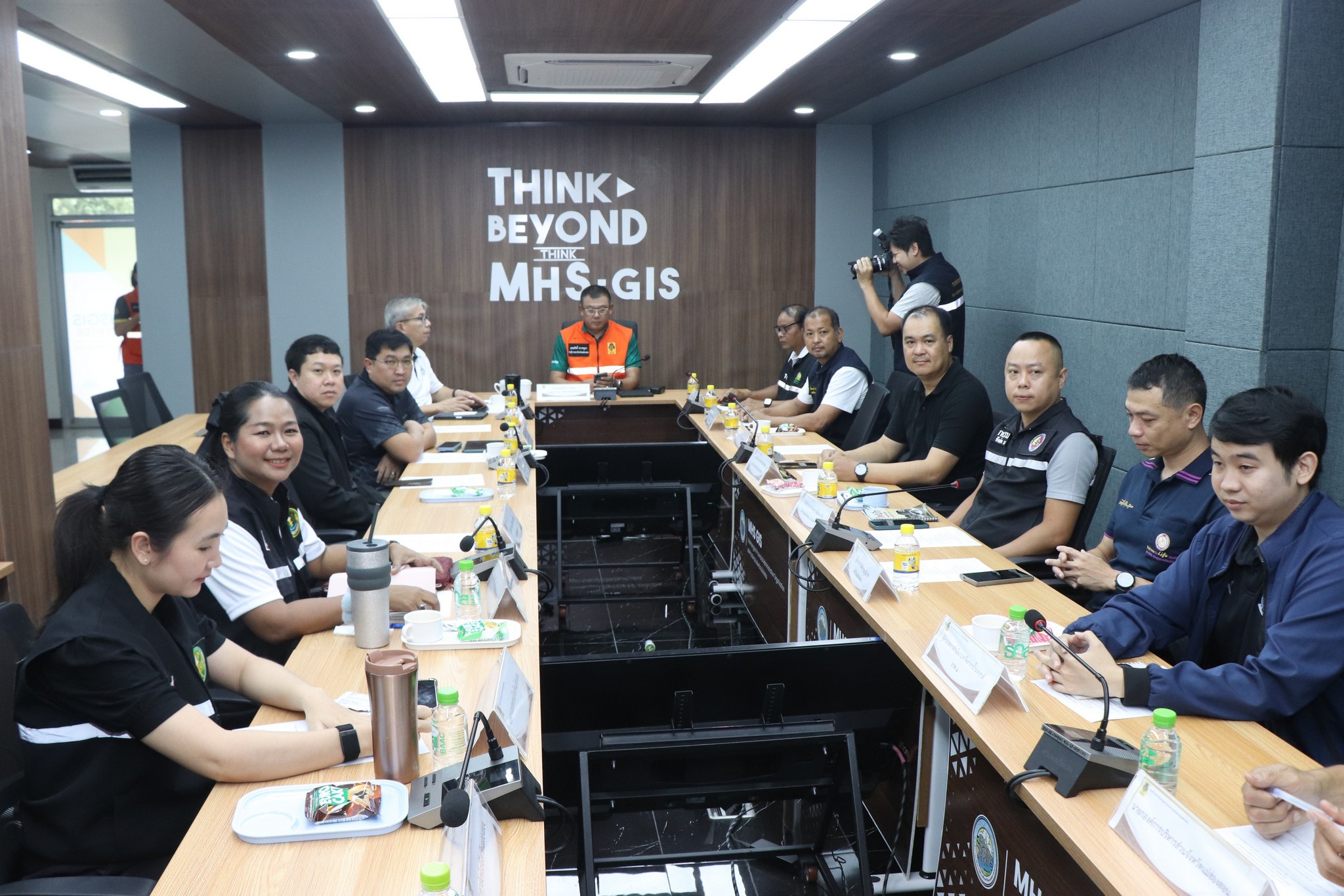 จังหวัดแม่ฮ่องสอน เข้าร่วมการประชุมกองบัญชาการป้องกันและบรรเทาสาธารณภัยแห่งชาติ (บกปภ.ช.) เพื่อติดตามสถานการณ์อุทกภัยและการให้ความช่วยเหลือผู้ประสบภัย