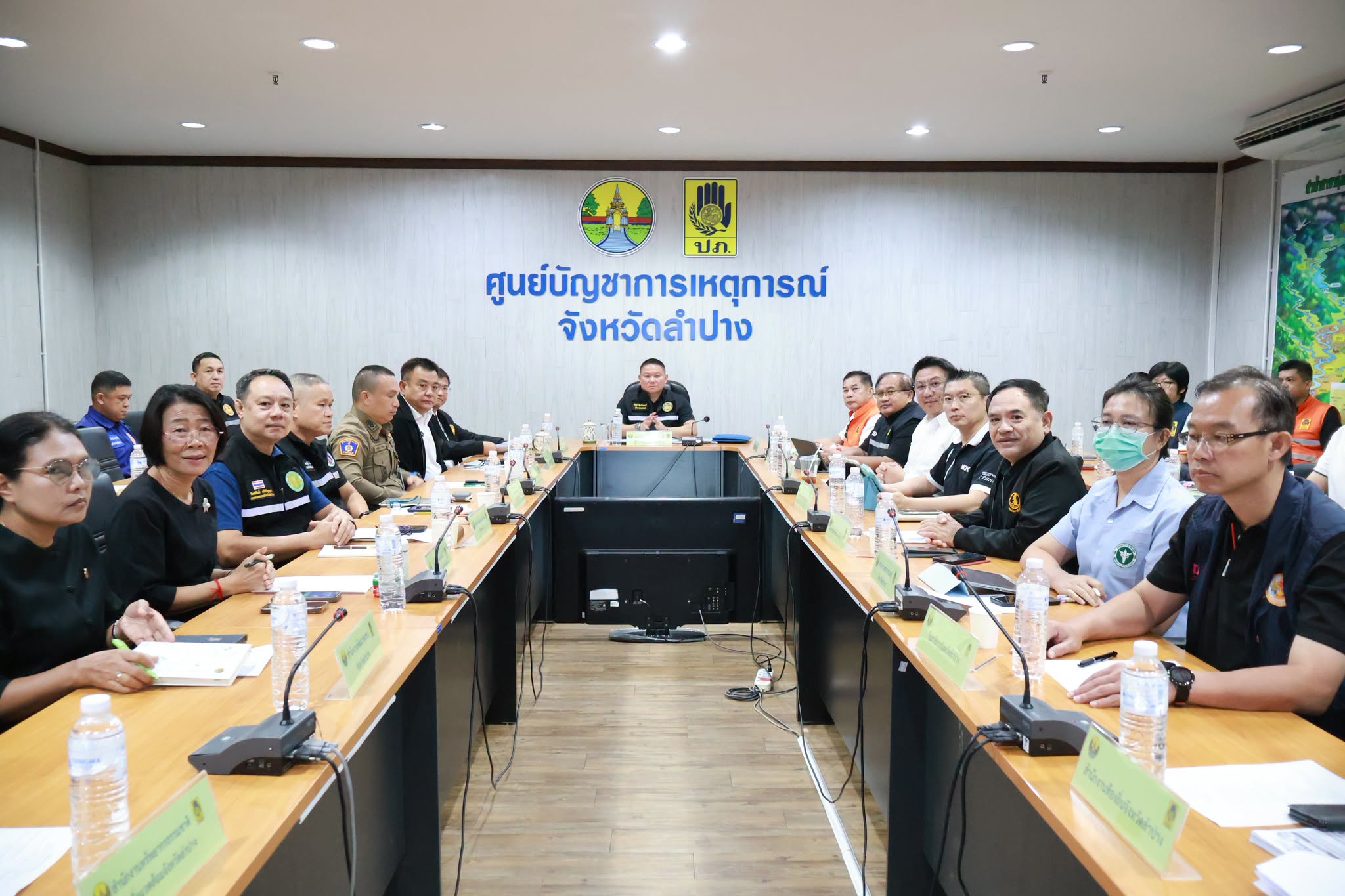 จังหวัดลำปาง ร่วมประชุมติดตามสถานการณ์และการให้ความช่วยเหลือผู้ประสบอุทกภัย พร้อมรับข้อสั่งการนายกรัฐมนตรีฯ
