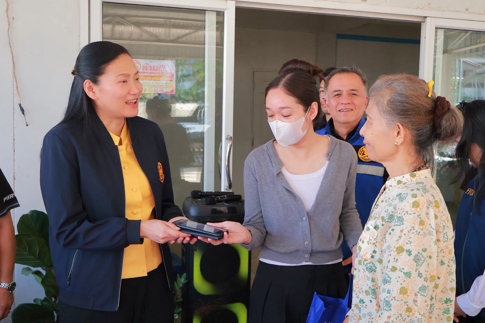 ผู้ว่าฯ พะเยา ลงพื้นที่ตรวจเยี่ยมจุดบริการประชาชน ขับเคลื่อนโครงการภาครัฐจัดซื้อประกันภัยพิบัติ คุ้มครองทุกหลังคาเรือน ครอบคลุม 3 ภัย