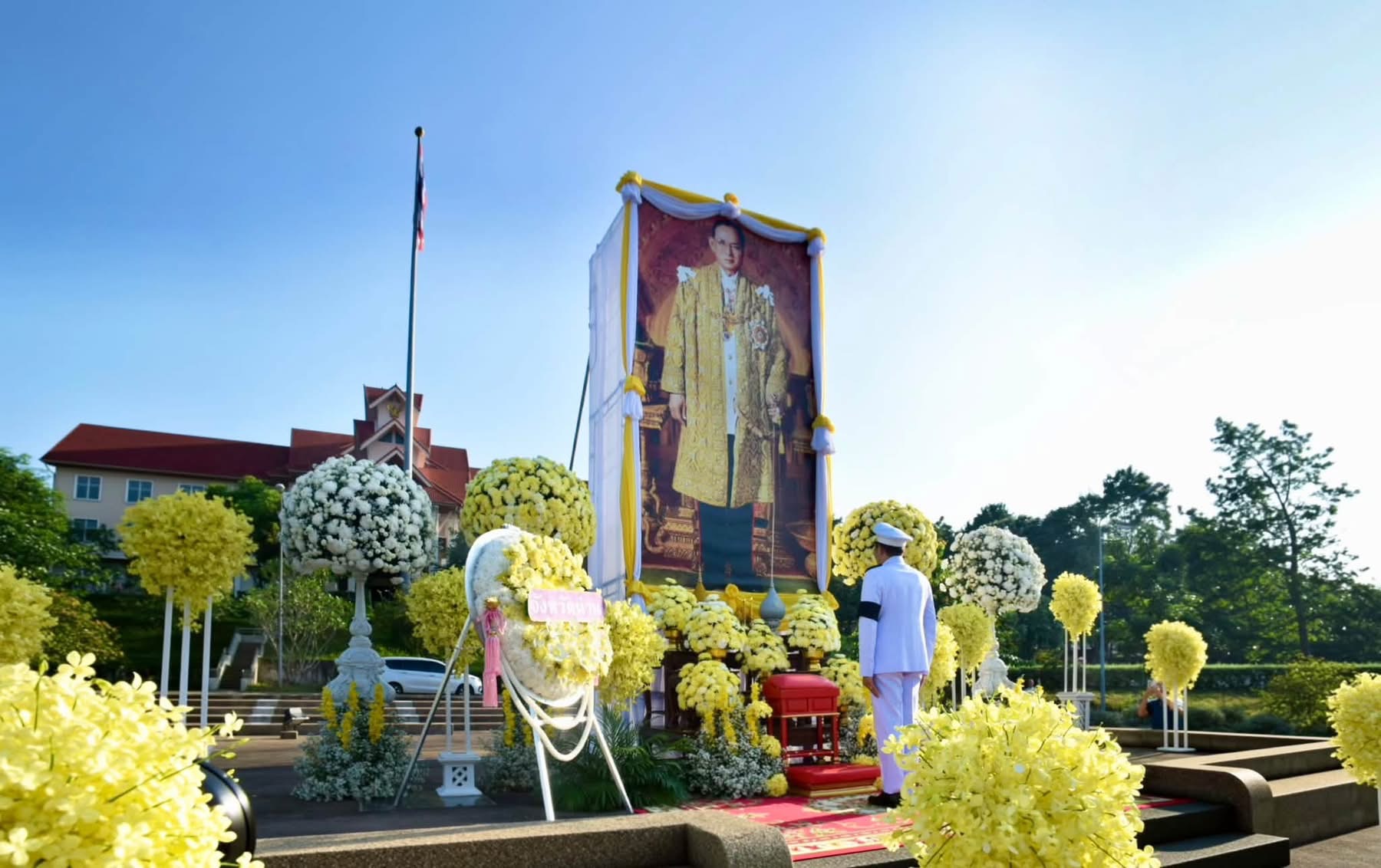 จังหวัดน่าน จัดพิธีถวายราชสักการะและวางพวงมาลา น้อมรำลึกในพระมหากรุณาธิคุณ เนื่องในวันนวมินทรมหาราช