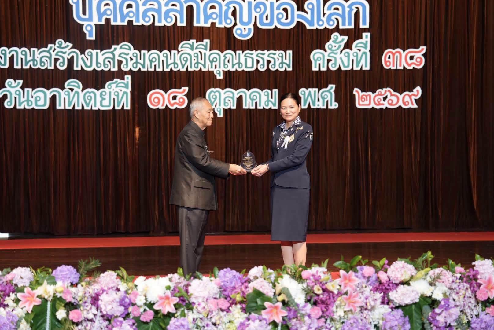 ผู้ว่าฯ พะเยา ร่วมงานวันหม่อมงามจิตต์ บุรฉัตร เชิดชูคนดีมีคุณธรรม ครั้งที่ 38 พร้อมรับโล่เกียรติยศ และร่วมแสดงความยินดีแก่ผู้ได้รับรางวัล