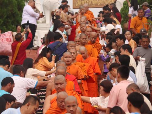 ผู้ว่าฯแม่ฮ่องสอน นำพุทธศาสนิกชน ร่วมพิธีตักบาตรเทโวโรหณะ วันออกพรรษา ประจำปี 2569 สืบสานพุทธประเพณี ท่ามกลางสายหมอกต้อนรับฤดูหนาว