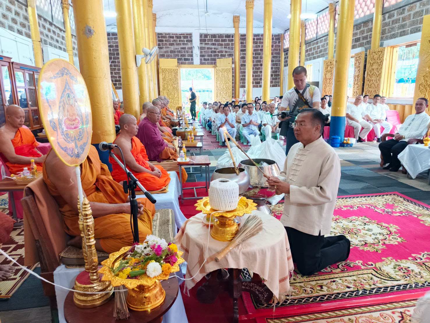 รองผู้ว่าฯ พะเยา ร่วมประเพณีตักบาตรเทโวโรหณะ ประจำปี พ.ศ.2569 วัดพระธาตุขุนห้วยสวด อำเภอเชียงคำ จังหวัดพะเยา